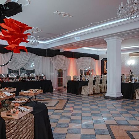 Dwor Czarneckiego Hotel Porosły Eksteriør billede
