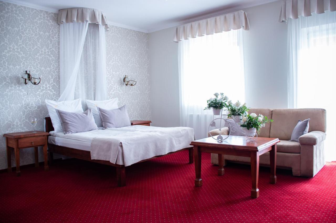 Dwor Czarneckiego Hotel Porosły Eksteriør billede