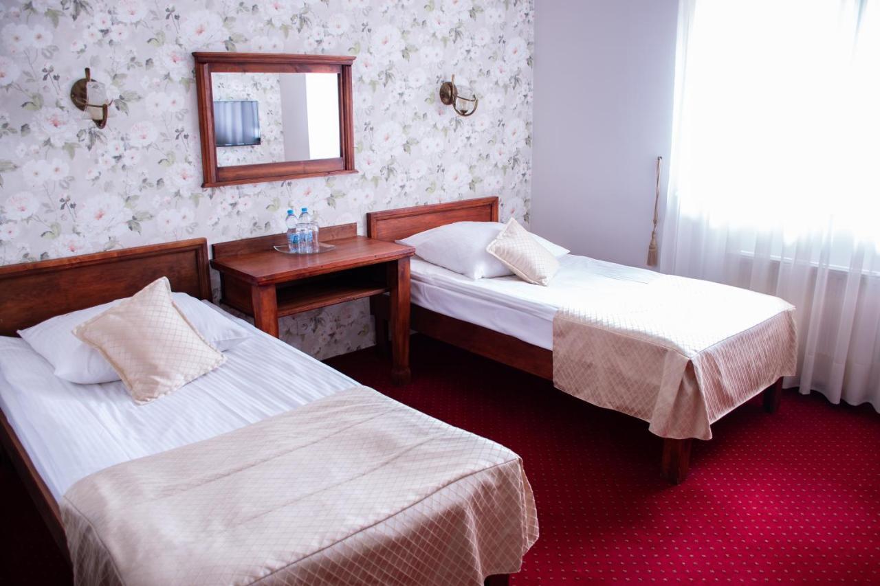 Dwor Czarneckiego Hotel Porosły Eksteriør billede