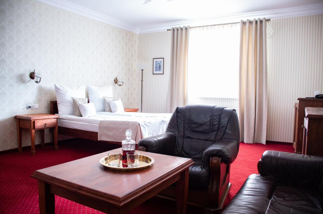 Dwor Czarneckiego Hotel Porosły Eksteriør billede