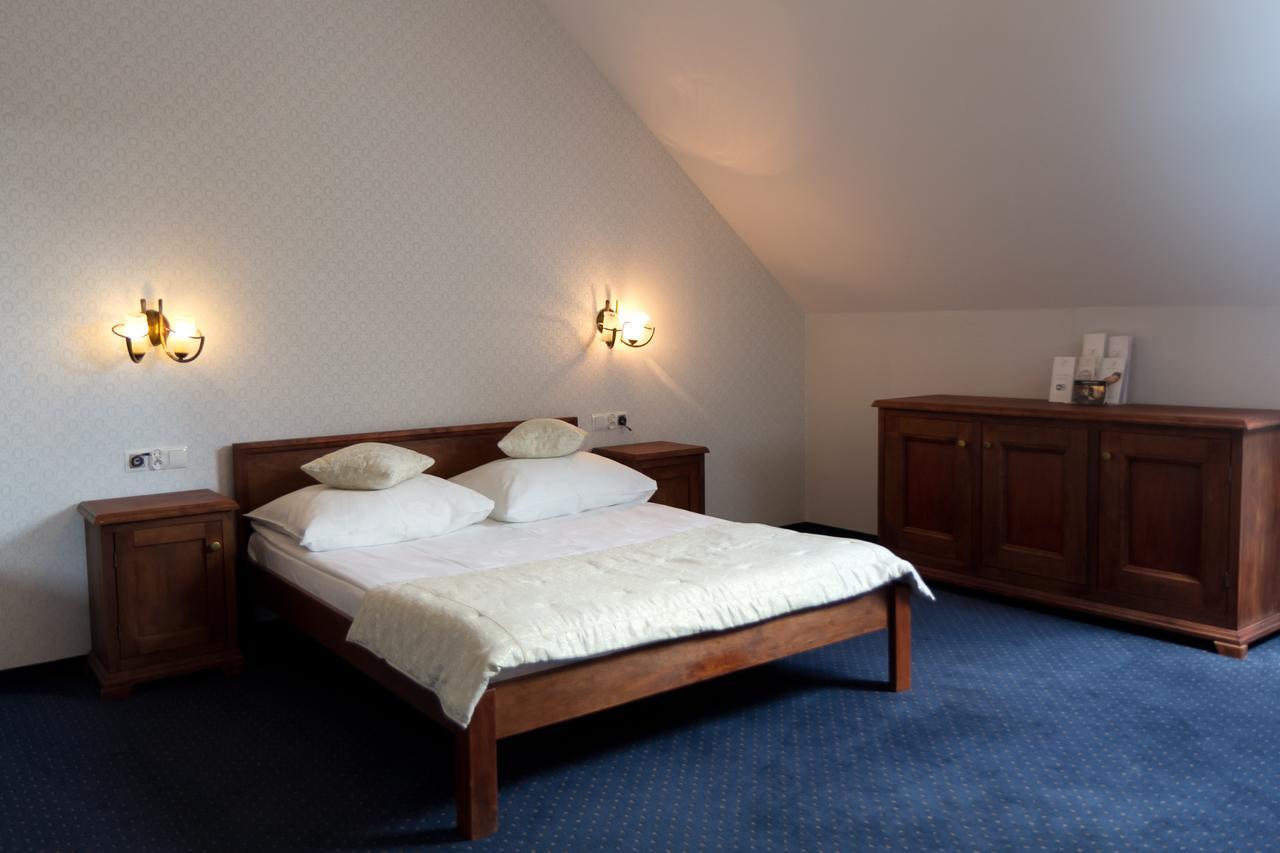 Dwor Czarneckiego Hotel Porosły Eksteriør billede