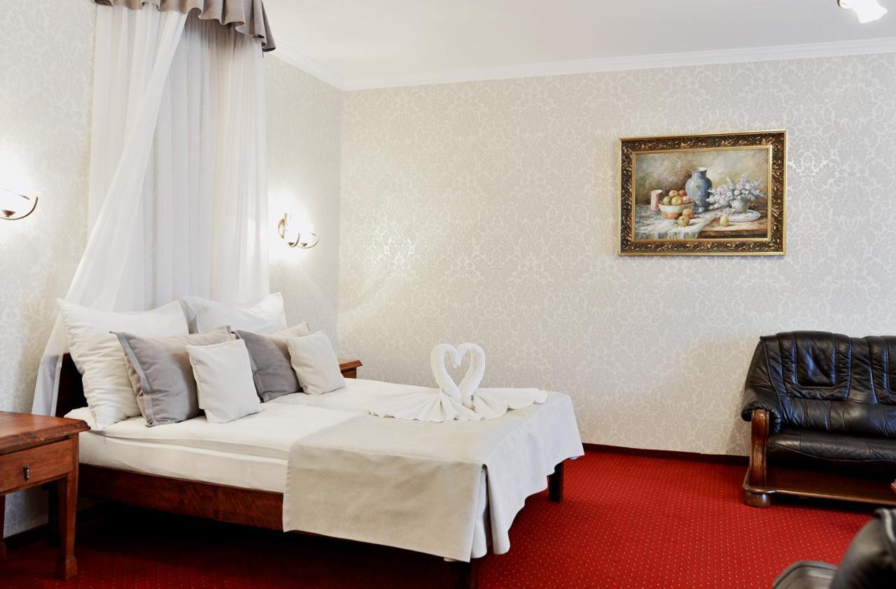 Dwor Czarneckiego Hotel Porosły Eksteriør billede
