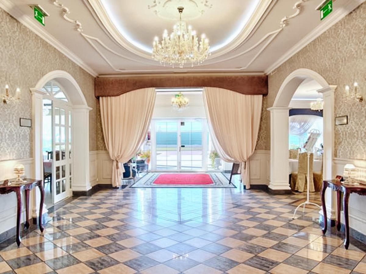 Dwor Czarneckiego Hotel Porosły Eksteriør billede