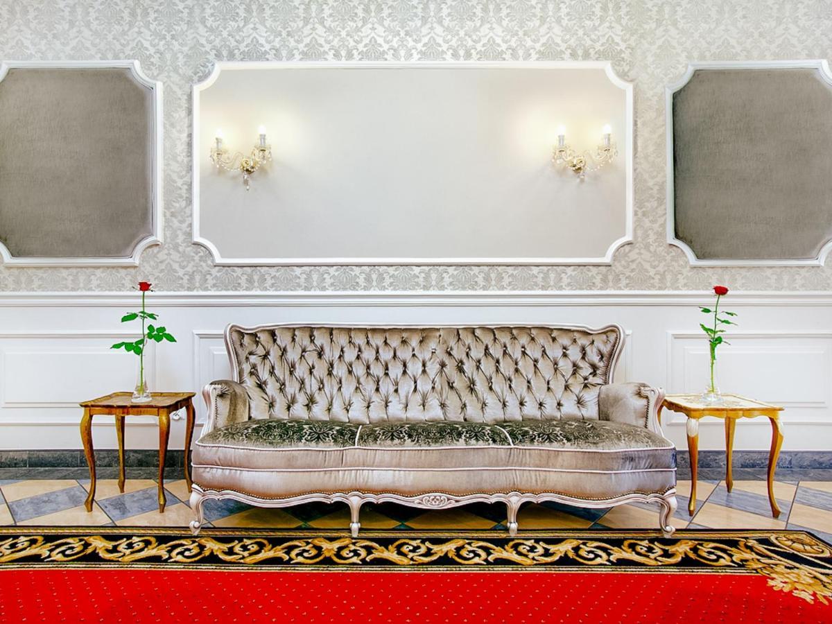 Dwor Czarneckiego Hotel Porosły Eksteriør billede