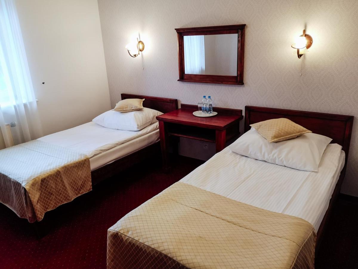 Dwor Czarneckiego Hotel Porosły Eksteriør billede